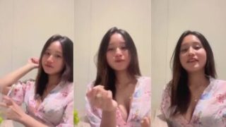 Belahan Dada Becca HOT Teman Bobo Kamu di Instagram