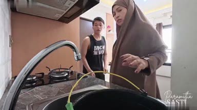 Mom Itha Mode Hijab dan Tukang Ledeng
